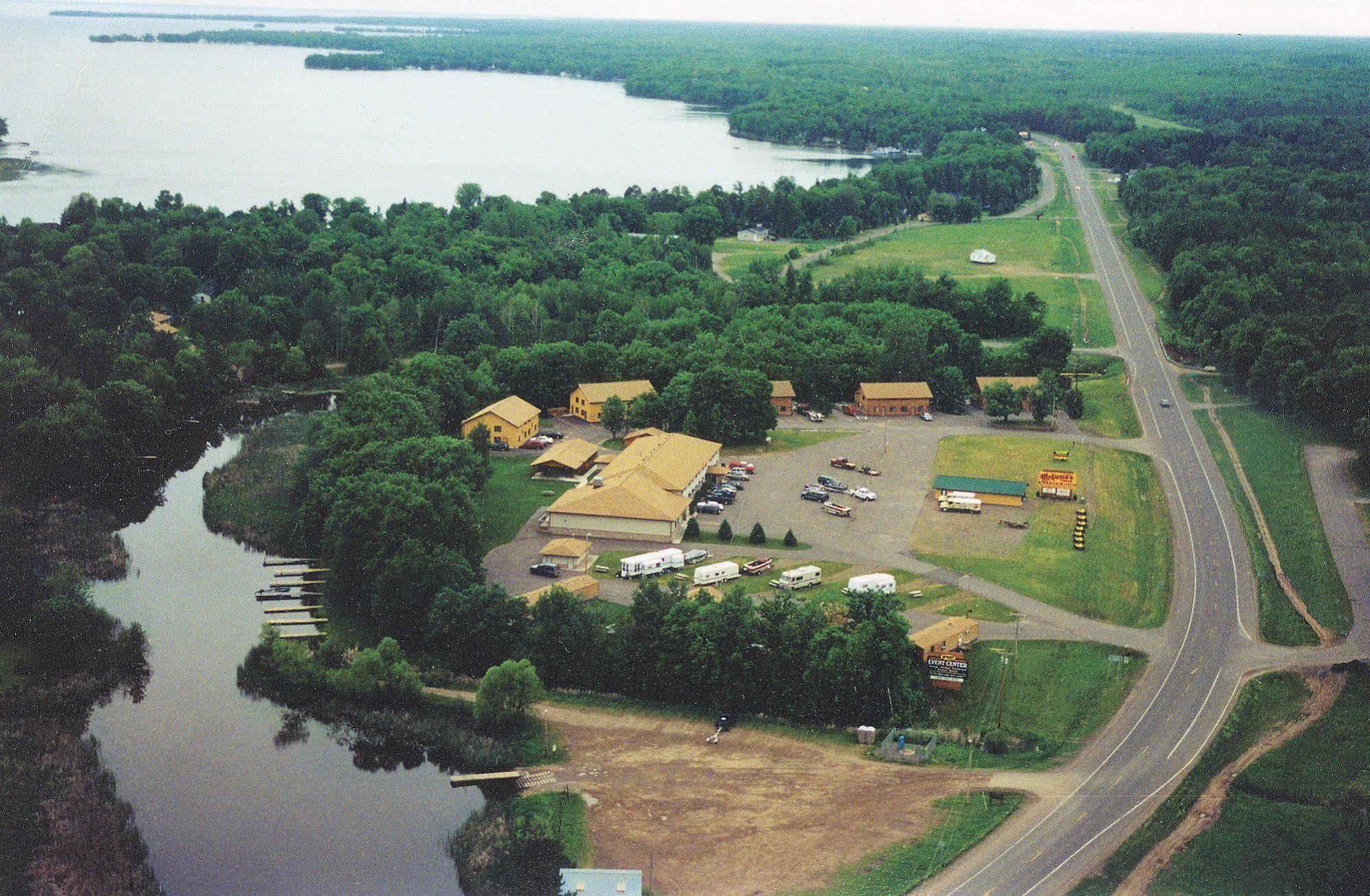 Isle Mcquoid'S Inn And Event Center المظهر الخارجي الصورة